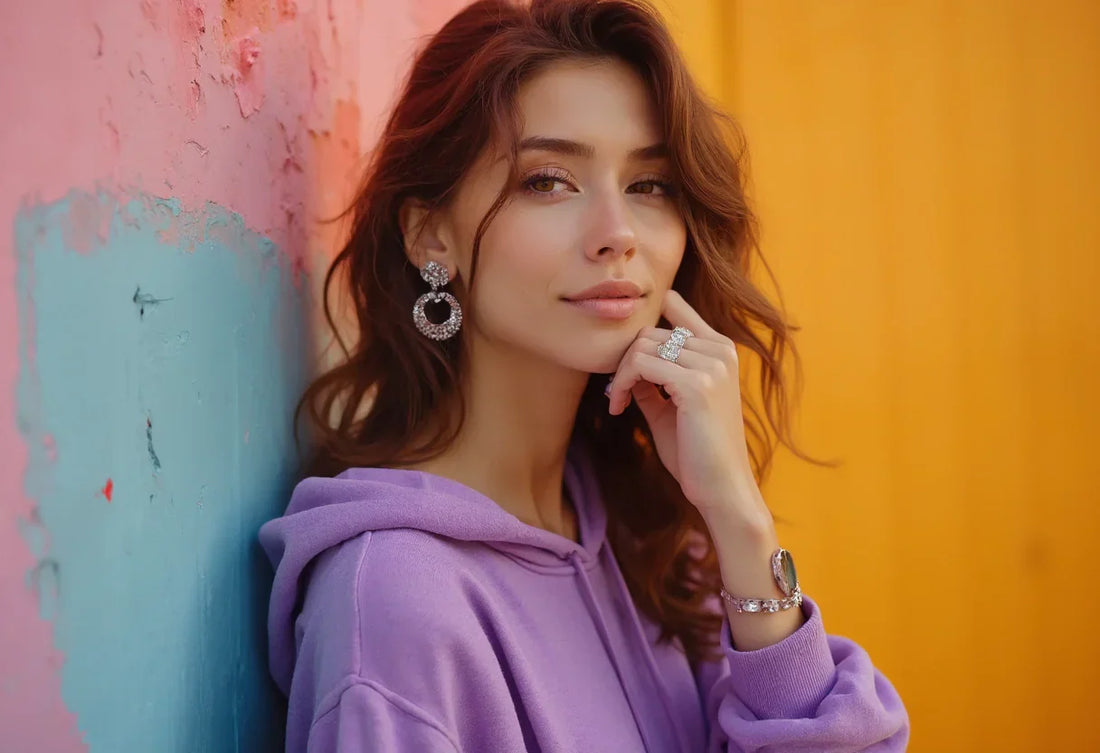 Jaka biżuteria do fioletowej bluzy?